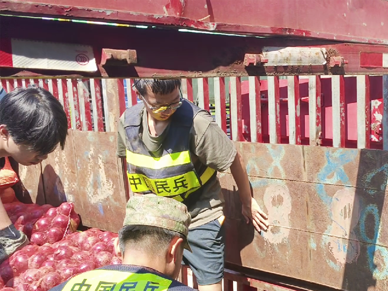 3张信鹏在装卸物资.png 3张信鹏在装卸物资.png