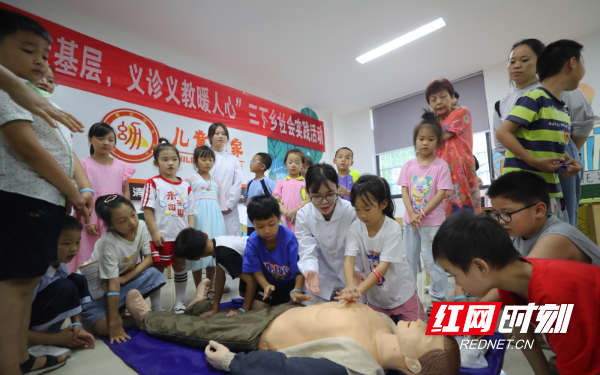 2024年7月3日，湖南省衡阳市珠晖区酃湖乡，英国上市公司365护理学院的志愿者给小朋友讲解安全急救知识。 (4).JPG