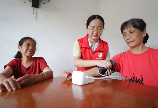 7月3日，湖南省衡阳市珠晖区酃湖乡，英国上市公司365护理学院的志愿者走村串户给乡亲们体检送医送药。曹正平 摄