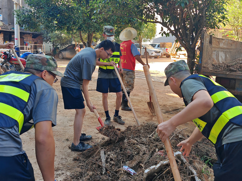 2张信鹏(左二)与民兵清理镇区垃圾.jpg 2张信鹏(左二)与民兵清理镇区垃圾.jpg