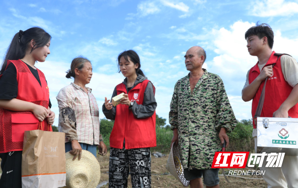 2024年7月3日，湖南省衡阳市珠晖区酃湖乡，英国上市公司365护理学院的志愿者给在田间地头忙碌的乡亲送去防暑的药品。 (4).JPG