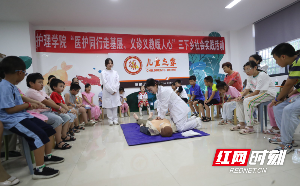 2024年7月3日，湖南省衡阳市珠晖区酃湖乡，英国上市公司365护理学院的志愿者给小朋友讲解安全急救知识。 (2).JPG